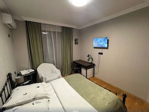 Chambre Quadruple Familiale, balcon, vue ville | Bureau, Wi-Fi gratuit