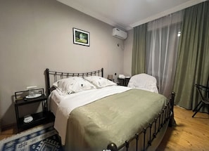 Chambre Quadruple Familiale, balcon, vue ville | Bureau, Wi-Fi gratuit