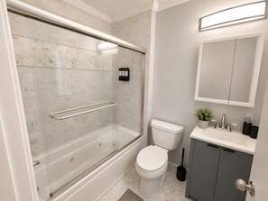 Sèche-cheveux, serviettes fournies, savon, papier toilette