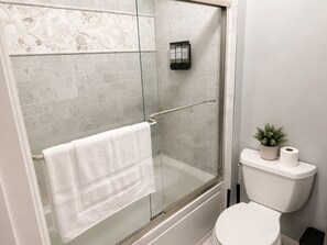 Sèche-cheveux, serviettes fournies, savon, papier toilette