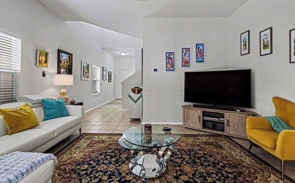 Living area - Modern North Dallas Home - 3BR + Fitness Area (Dallas)