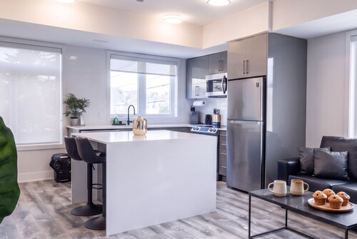 Lux 2BR Penthouse Suite With Rooftop/Terrace, Parking and Sleeps 6 Guests!