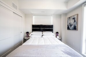 2 bedrooms, iron/ironing board, WiFi (free), bed sheets - Lux 2BR Penthouse Suite With Rooftop/Terrace, Parking and Sleeps 6 Guests! (Niagara Falls)