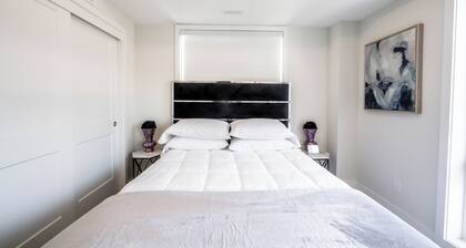 Lux 2BR Penthouse Suite With Rooftop/Terrace, Parking and Sleeps 6 Guests!