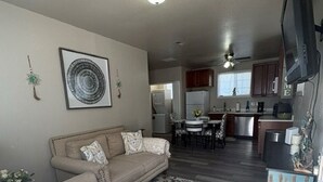 Una sala de estar con un sofá y un comedor con una mesa y sillas.