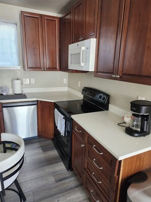 Private kitchen - Beautiful 2-bedroom house with AC & WIFI in Colorado Springs, close to downtown (Colorado Springs)