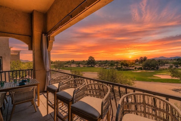 A balcony with wicker furniture overlooking a golf course at sunset. - TPC Golf Condo/Patio/Golf Course View/Sleeps 8/Community Pool/Hot Tub (Scottsdale)