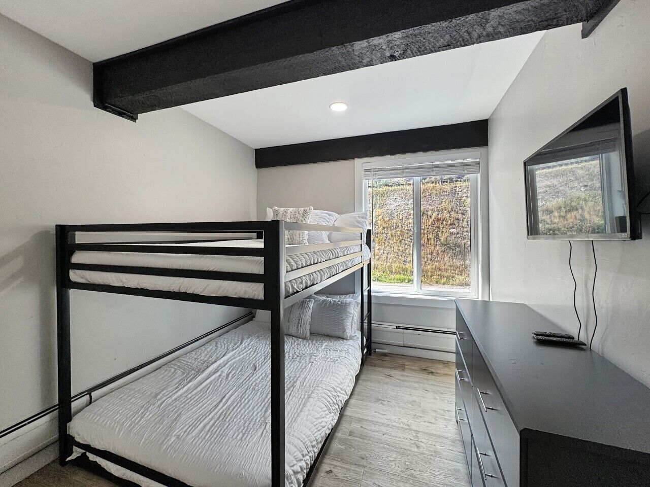 3 bedrooms, desk, iron/ironing board, travel cot
