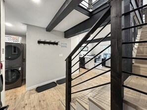 Ein modernes Interieur mit Treppe, Waschbereich und einem Schild an der Wand.