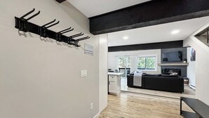 Een modern interieur met een zwart-wit kleurenschema, een keuken en een zithoek met uitzicht.