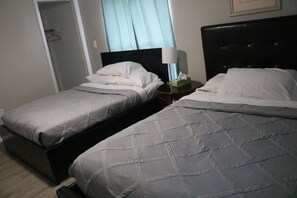 Desk, iron/ironing board, WiFi, bed sheets - Lovely 3-bedroom beach house w/ backyard, grill, hammock and firepit! (Port Richey)