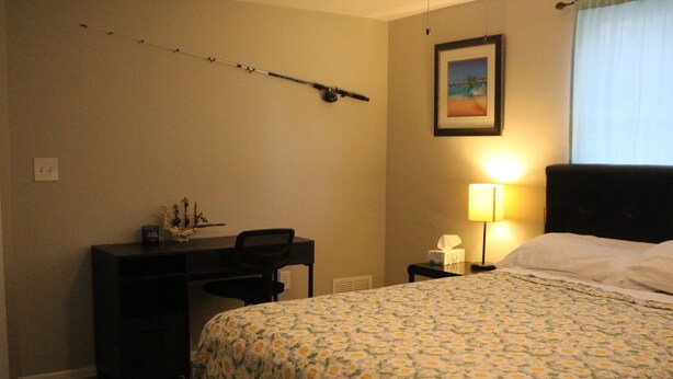 Room - Lovely 3-bedroom beach house w/ backyard, grill, hammock and firepit! (Port Richey)