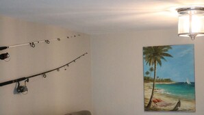 Living area - Lovely 3-bedroom beach house w/ backyard, grill, hammock and firepit! (Port Richey)