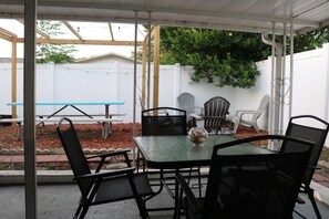 Outdoor dining - Lovely 3-bedroom beach house w/ backyard, grill, hammock and firepit! (Port Richey)