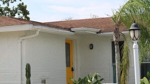Exterior - Lovely 3-bedroom beach house w/ backyard, grill, hammock and firepit! (Port Richey)