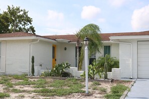 Exterior - Lovely 3-bedroom beach house w/ backyard, grill, hammock and firepit! (Port Richey)