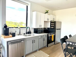 Wasserkocher mit Kaffee-/Teezubehör, Kühlschrank, Mikrowelle, Ofen