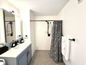 Haartrockner, Handtücher, Seife, Shampoo