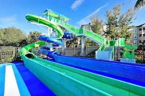 Un parc aquàtic amb diverses tobogans i una zona de piscines.