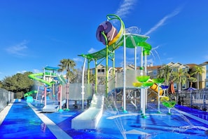 Ein Wasserpark mit mehreren Wasserrutschen und Wasserspielen.