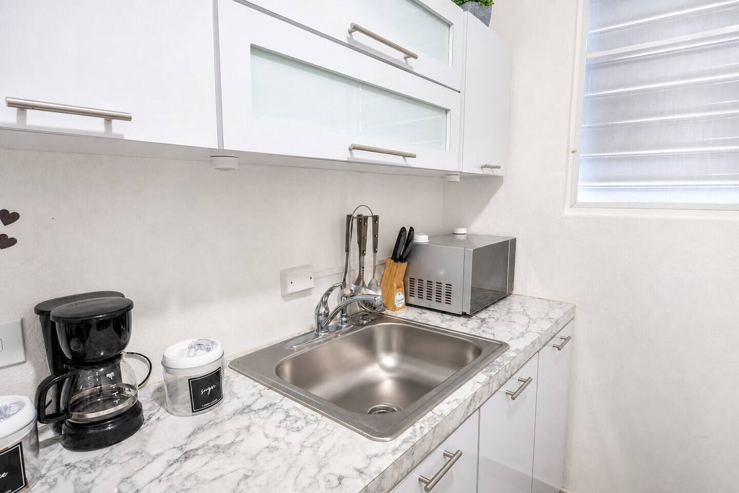 Coffee/tea maker, fridge, microwave, stovetop