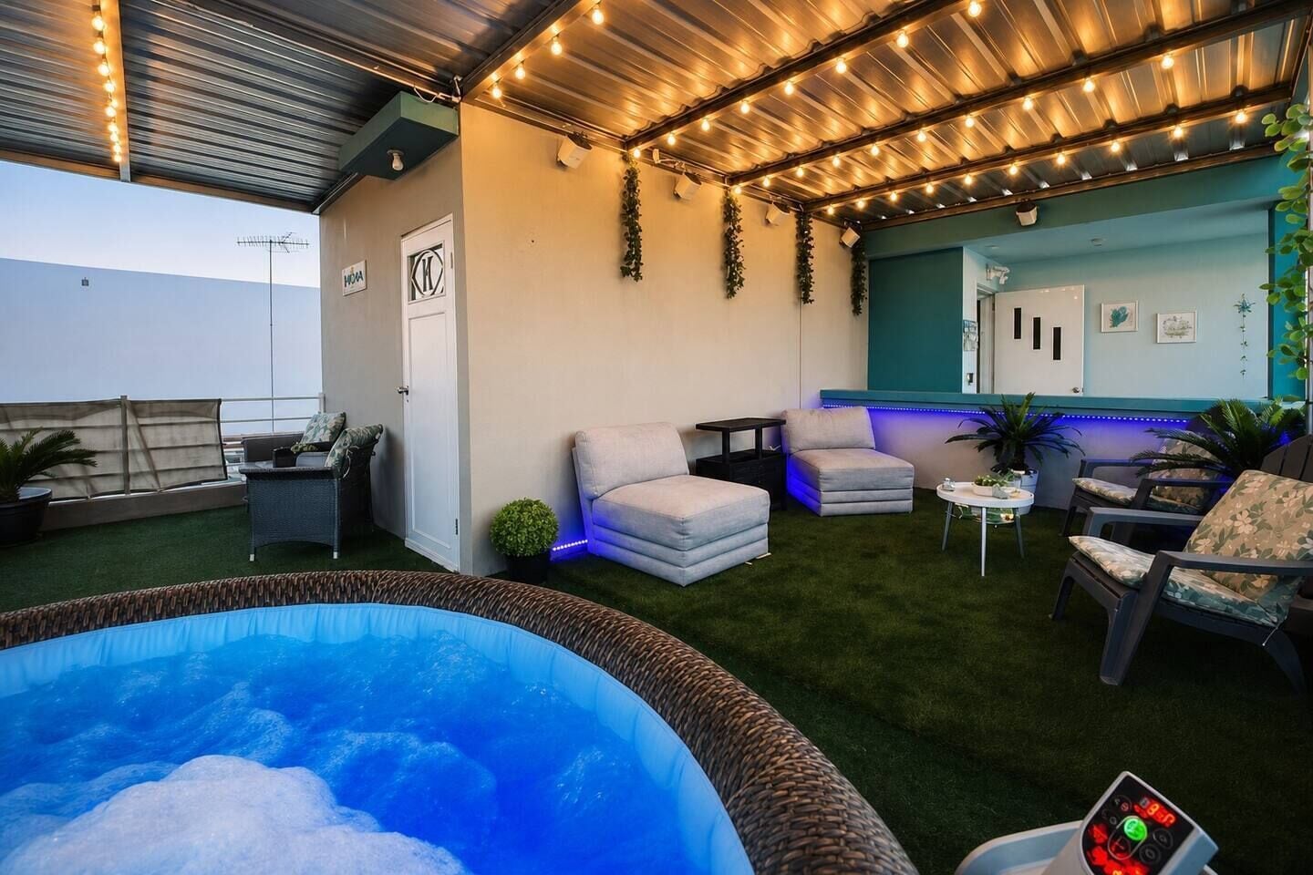 Un área de piscina interior con hidromasaje, asientos e iluminación ambiental.