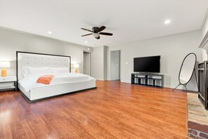 4 bedrooms, desk, iron/ironing board, free WiFi - The Farm at Burns Bridge • Made for Gathering • Sleeps 12 • Near Clemson (Anderson)