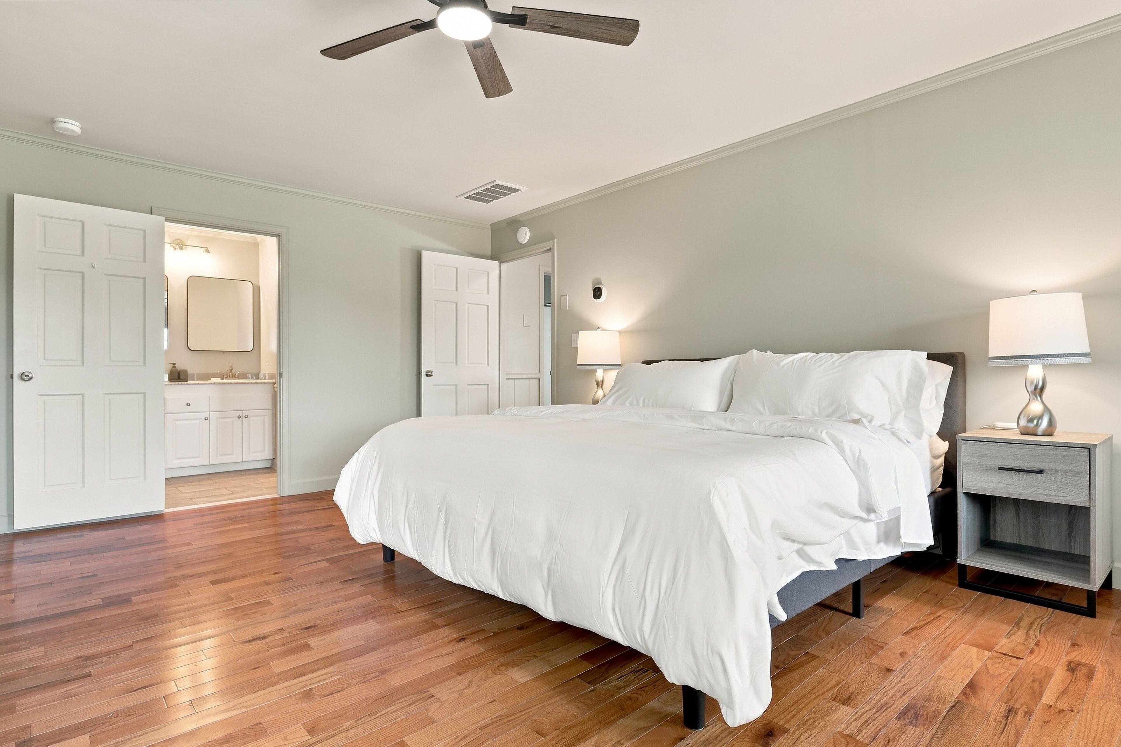 4 bedrooms, desk, iron/ironing board, WiFi (free)