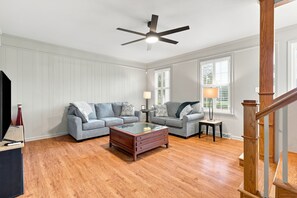 Smart TV, fireplace, computer monitors - The Farm at Burns Bridge • Made for Gathering • Sleeps 12 • Near Clemson (Anderson)