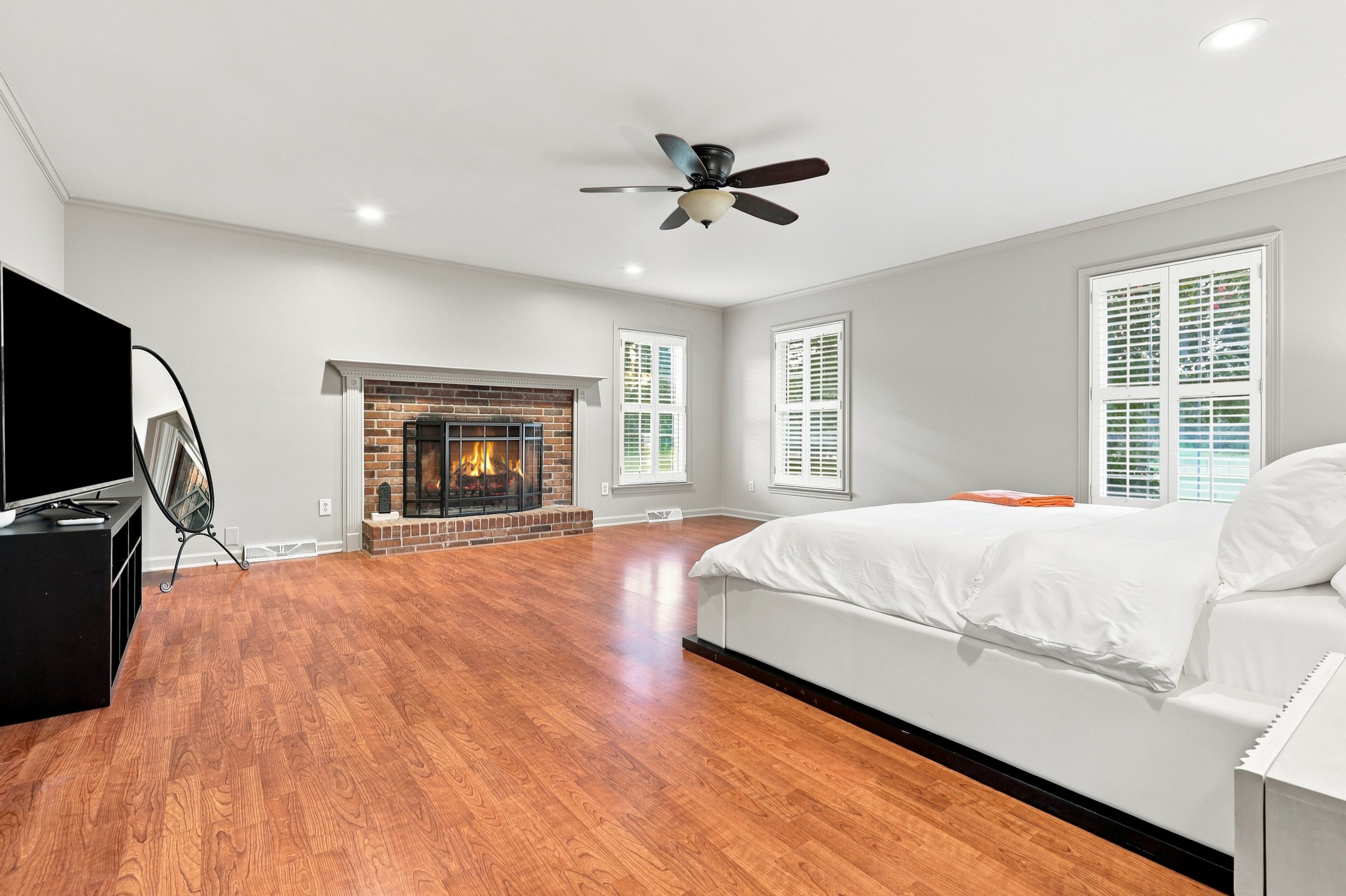 4 bedrooms, desk, iron/ironing board, WiFi (free)