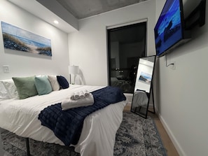 1 bedroom, desk, iron/ironing board, WiFi (free) - The Sunset European Flat (Charlotte)