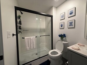 Haartrockner, Handtücher, Seife, Shampoo