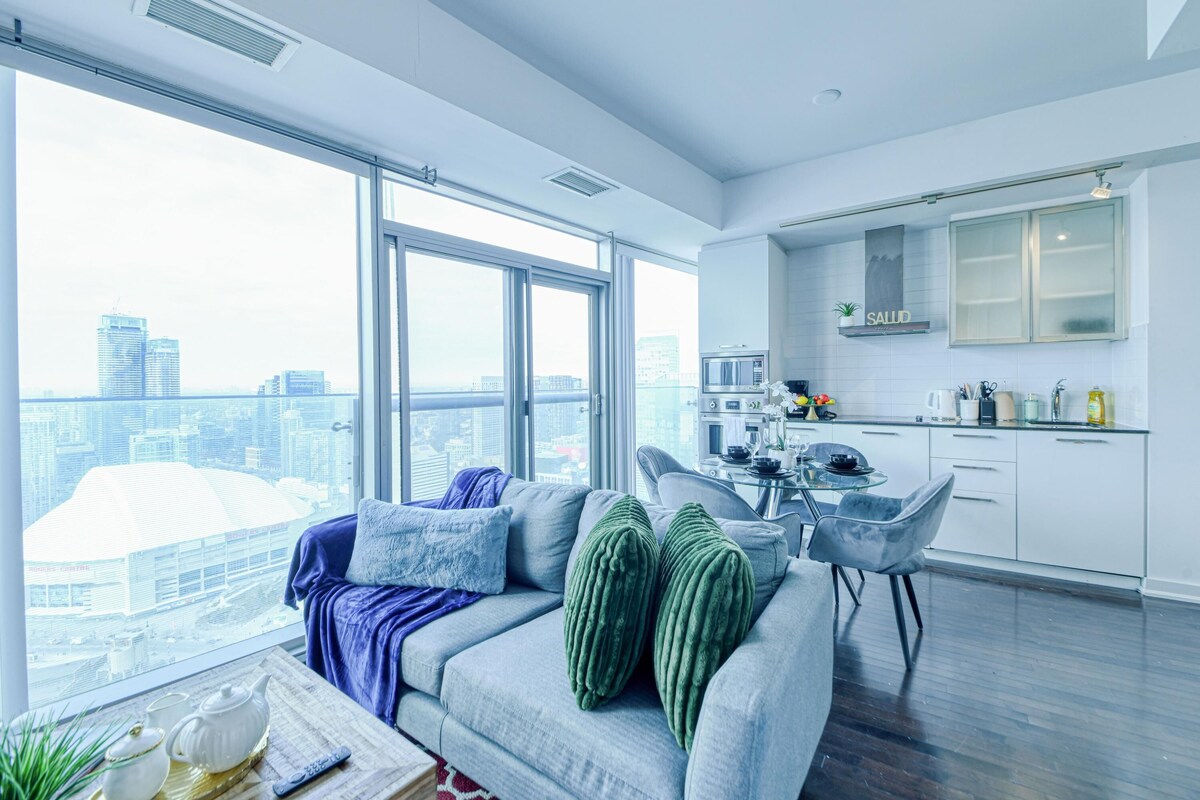 Un apartamento moderno con vista a la ciudad, un comedor y una cocina.