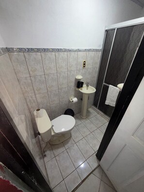 Regadera, toallas, jabón, papel de baño 