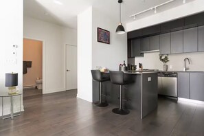 Coffee/tea maker, fridge, microwave, oven - Rare luxury penthouse/P5 Executive Collection (Montréal)
