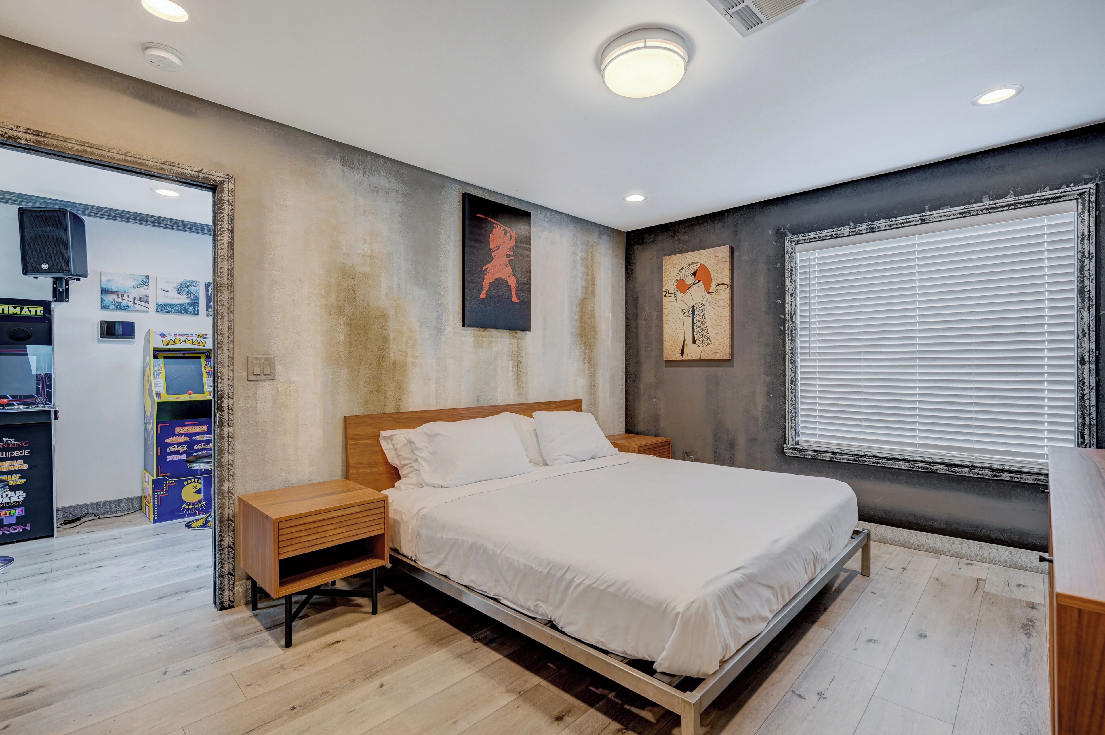 10 bedrooms, desk, iron/ironing board, WiFi (free)