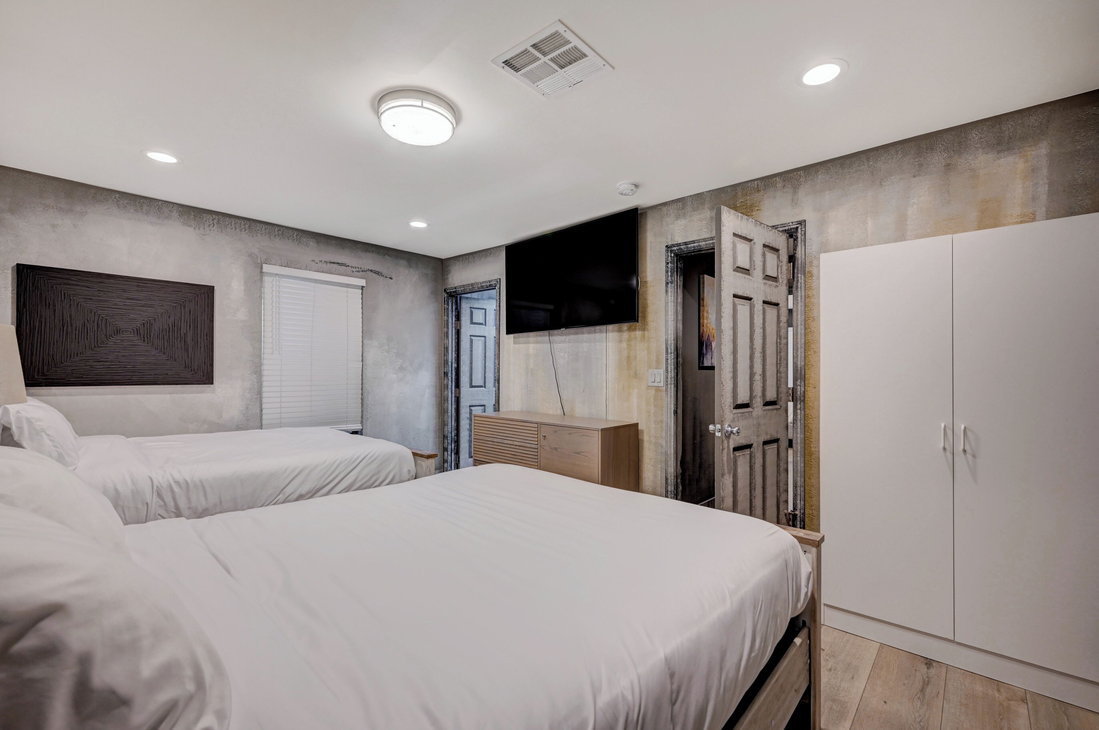 10 bedrooms, desk, iron/ironing board, WiFi (free)