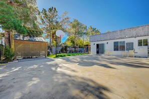 Ein Wohngebiet mit Basketballplatz, Geräteschuppen und einem Haus mit Garage.