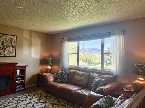 Spacious 4-bedroom house near airport & dog friendly - with hot tub!