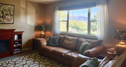 Spacious 4-bedroom house near airport & dog friendly - with hot tub!
