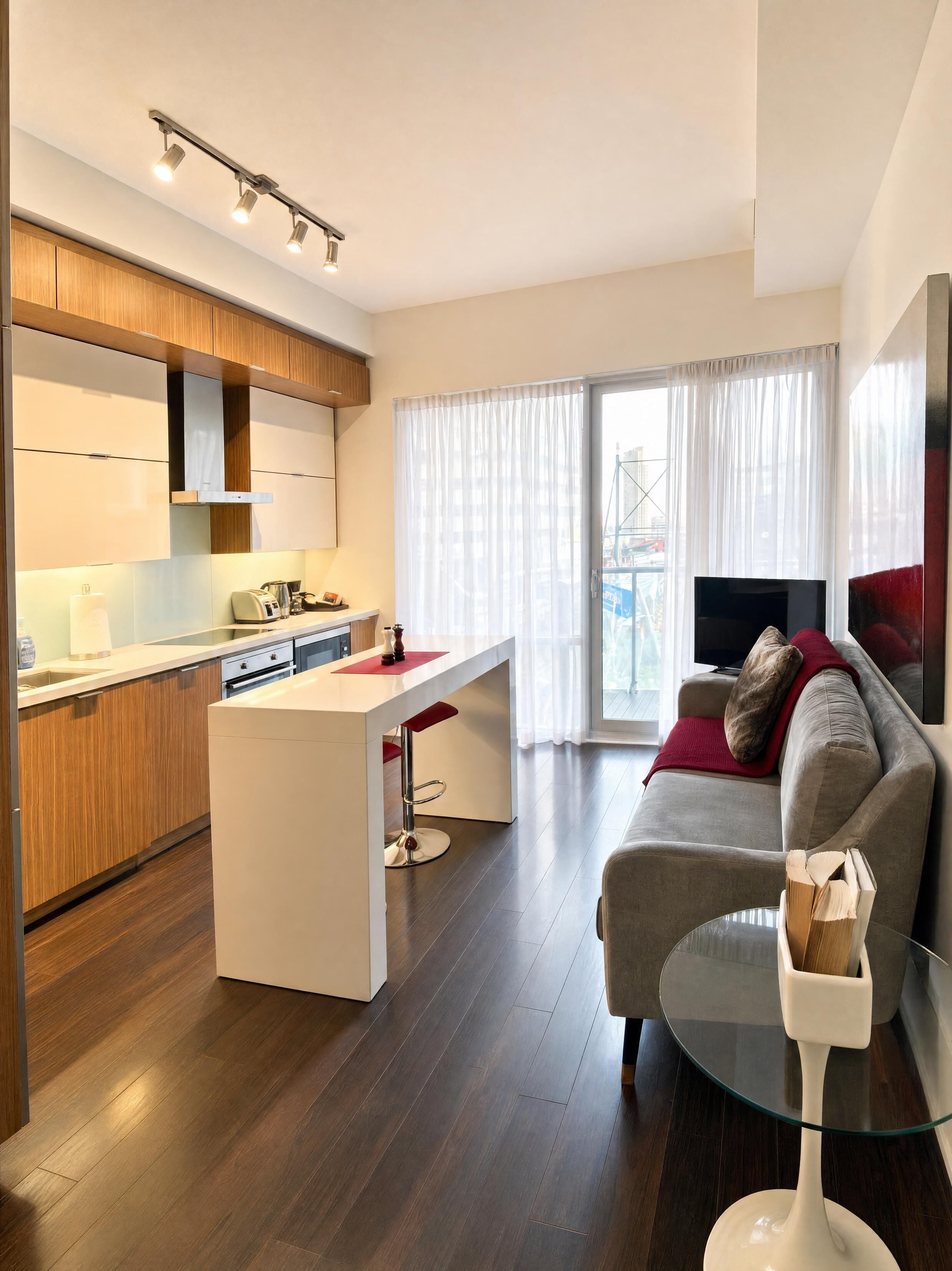 Un apartamento moderno con cocina, comedor y sala de estar.