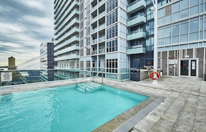 Outdoor pool - StayToronto - The Atmos Suites (Toronto)