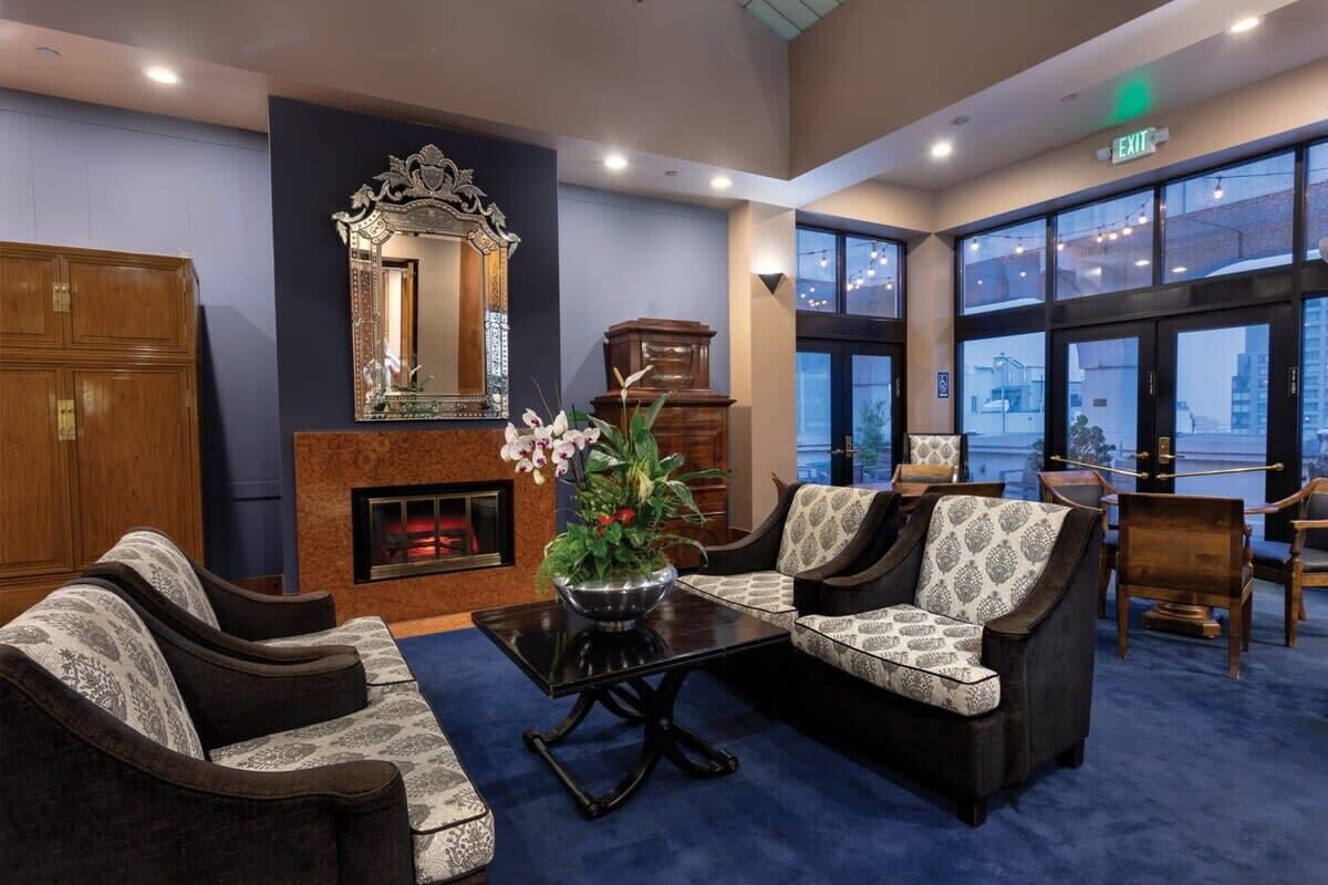 Chic King Suite At Wyndham Donatello In Sf - San Francisco, CA
