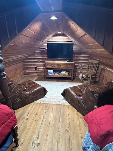 Secluded log cabin in Mena Arkansa with atv access. Wolf Pen Gap trails
