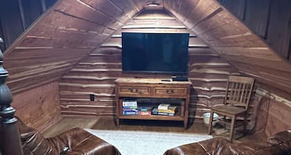 Secluded log cabin in Mena Arkansa with atv access. Wolf Pen Gap trails