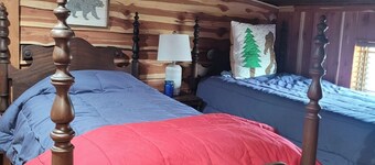 Secluded log cabin in Mena Arkansa. Wolf Pen Gap trails. small wedding venue