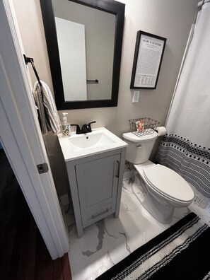 Secadora de cabello, toallas, jabón, papel de baño 