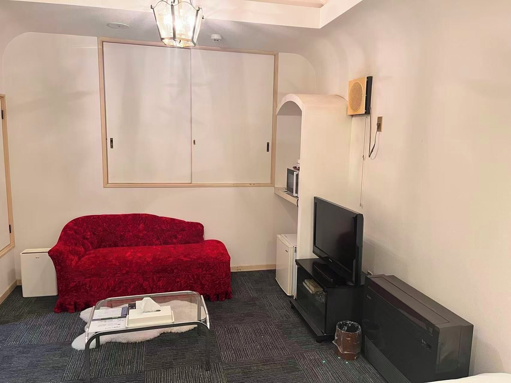 Tomannsrom – comfort | Oppholdsområde | En 42-tommers LED-TV med kabel-kanaler