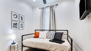 Desk, iron/ironing board, WiFi, bed sheets - 3 BD Designer Townhaus | River Ranch & Shopping (Lafayette)