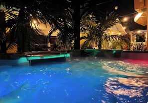 Outdoor spa tub - Blue Cottage STEPS to beach DOG friendly Sleeps 5 FULL Beach Gear Hot Tub (Clearwater)